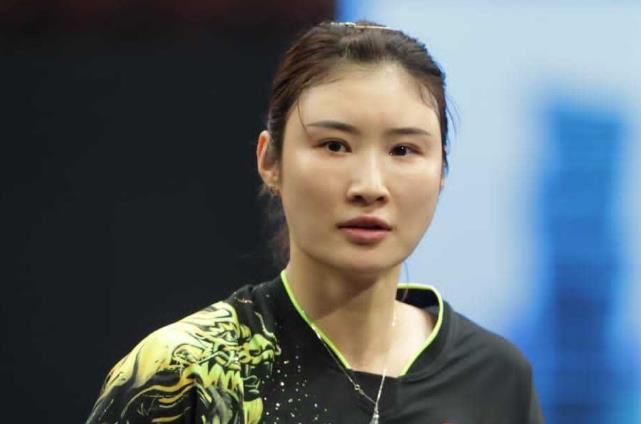 美女扒开双腿露出尿口